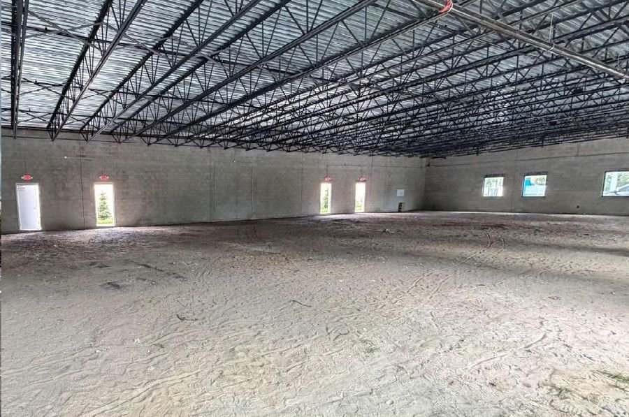Interior en obra gris con estructura de acero
